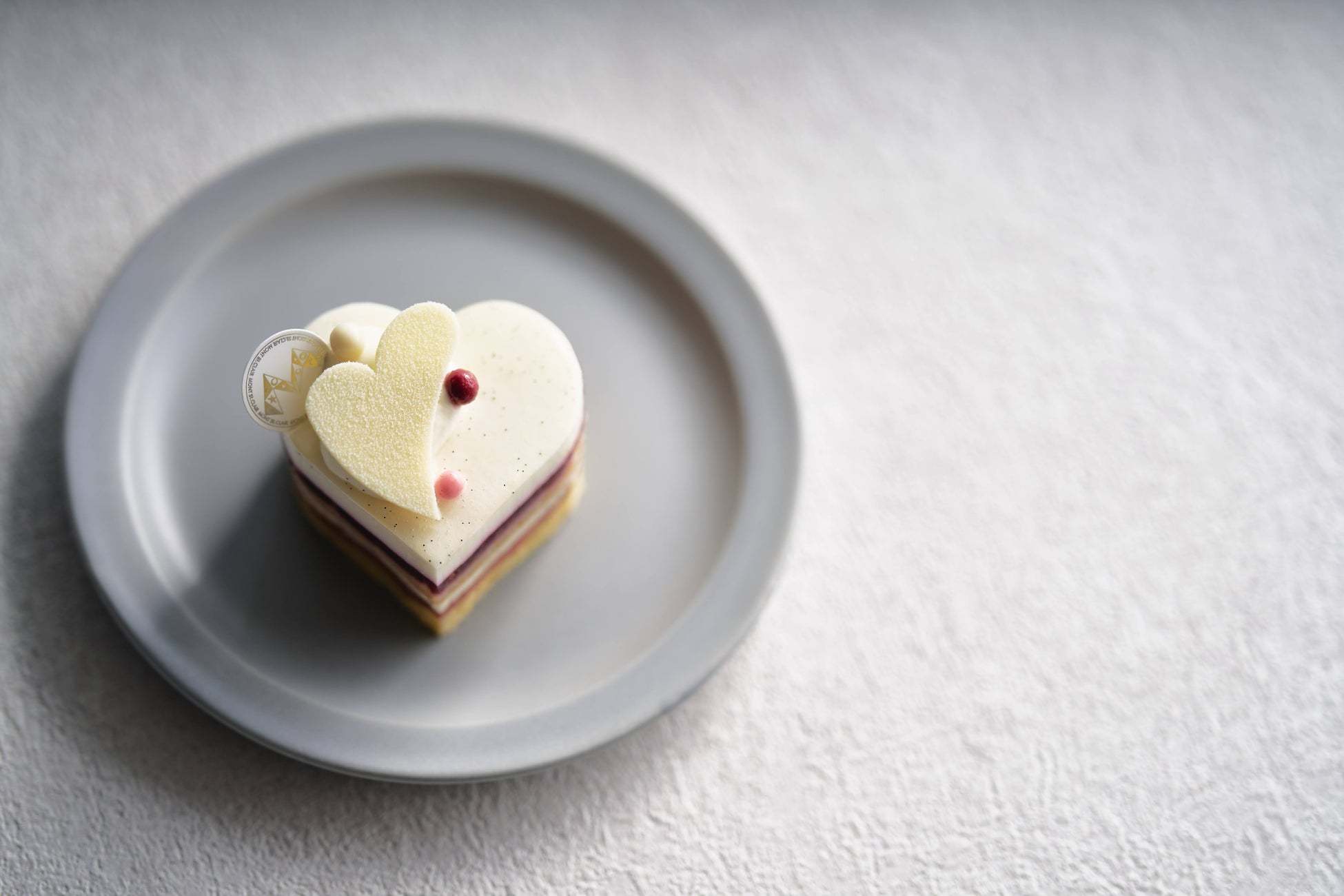 ピスタチオやフランボワーズが香るMont St. Clairの最旬スイーツ。素材と素材が織りなす美しいケーキが並びます。