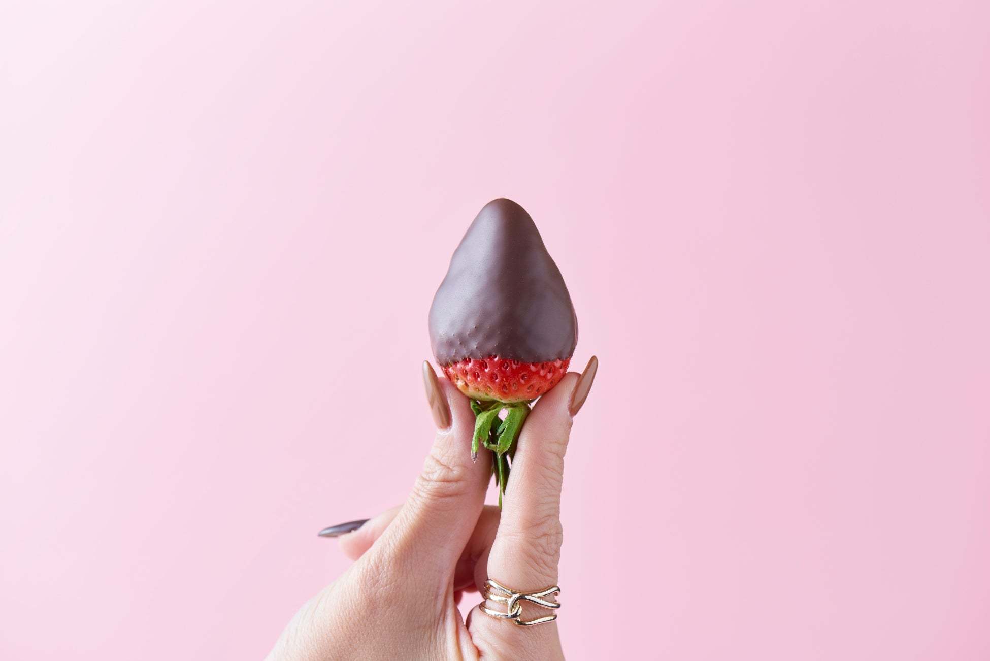 チョコレートとストロベリーのベストマッチ!「GODIVA チョコレートストロベリー」〜2023年2月1日(水)よりGODIVA café 全店舗にて期間限定販売開始〜