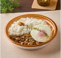 【首都圏限定】本格タイ料理をカジュアルに楽しめる「マンゴツリーカフェ」監修ガパオライスや玉子カレー炒めおむすびなど5月9日（火）発売