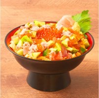<本当に食べたい海鮮丼作ってみた>大人気動画クリエイターフィッシャーズ リーダー・シルクロード×はなの舞!夢のコラボレーション!共同開発『シルクが作った 味の激流丼』などコラボメニュー4品登場