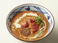 ≪丸亀製麺と株式会社TOKIO 松岡 昌宏さん共創の自信作≫ 打ち立てのうどんに絡む「まろやかで辛い」 新作『豆乳仕立ての冷やしトマたまカレーうどん』発売