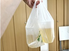 警視庁オススメの「即席ドリンクホルダー」 本当に使えるのか?やってみた