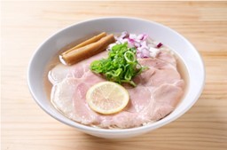 「ご飯がススムラーメン屋!!」生姜薫る中華そばと大粒の厳選米【つや姫】を使用した銀しゃり、卓上に置かれた生玉子と高級ブランド海苔が全て使い放題「中華そば 雷杏 -RYAN-」(プロデュース店)