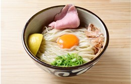 「ご飯がススムラーメン屋!!」生姜薫る中華そばと大粒の厳選米【つや姫】を使用した銀しゃり、卓上に置かれた生玉子と高級ブランド海苔が全て使い放題「中華そば 雷杏 -RYAN-」(プロデュース店)