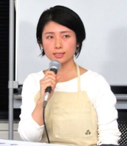 抽出後のコーヒー粉で染めたエプロン制作 UCCが業務用でもサステナブル推進