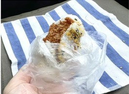 映えとは無縁　沖縄・石垣島の豪快B級グルメ「オニササ」をコンビニ食材で再現