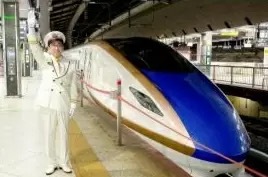 鉄道開業150年！ 深夜の東京駅で記念撮影、駅長服も着用可能