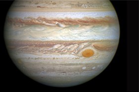 木星の大赤斑は「地上から国際宇宙ステーションの距離より深く広がる嵐の渦」だった