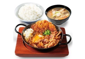 【5年ぶりに登場】割り下を一新＆牛肉量20％増量！かつやの新作「牛すき焼きとチキンカツの合い盛り」2023年2月10日(金)販売開始