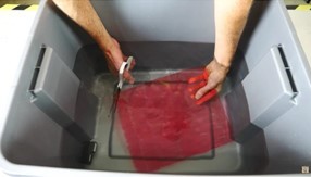 ガラスは水に浸せばハサミで切れる!?自宅でも試せる「ケモメカニカル効果」とは?