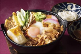 【冬はひとり鍋】信州平打ちそばを味噌煮込み鍋焼きスタイルで「味噌煮込み鍋焼きとろろそば」新登場！