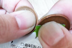 素手で袋が開かないとき“10円玉を使った開封テク”が使える　ハサミがない災害時にも