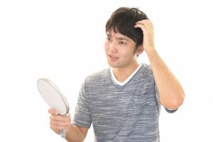 頭皮が臭い男性必見！臭いの原因と対処法を徹底解説！