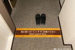 ホテルの部屋で遭遇した「4文字」にゾッとした…　意味深すぎる表記にネット民驚愕