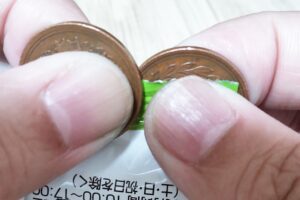 素手で袋が開かないとき“10円玉を使った開封テク”が使える　ハサミがない災害時にも