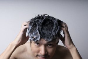 頭皮が臭い男性必見！臭いの原因と対処法を徹底解説！