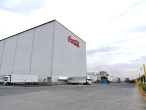 「2024年問題」解決の一助となるか 1日400台のトラック入出荷を可能とするコカ・コーラボトラーズジャパン巨大DC 全貌に迫る