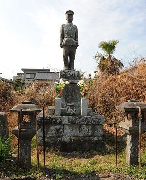 夜な夜な敬礼する「少年兵の像」！ 真夜中になると手が上がり… 悲しいストーリーも？＝大分県