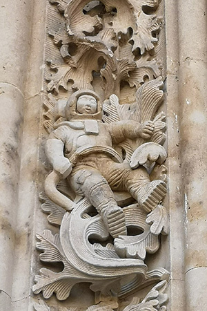 16世紀の大聖堂に「古代宇宙飛行士」のレリーフ! 宇宙人かタイムトラベラーか=スペイン
