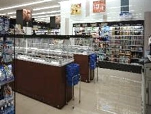 ローソン、電気使用量4割減の省エネ店舗をオープン 冷ケースに扉設置