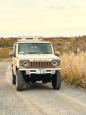 アイボリー✕ブラウンの配色がお気に入りのジムニーでカフェごっこ♪四角い車が好きな多趣味女子