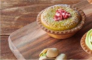 「BAKE CHEESE TART」から見た目も可愛い“クリスマスコレクション”！「手しぼりクリーミーチーズタルト X’mas」焼きたてチーズタルト「ピスタチオベリー」&「フランボワーズ」が登場