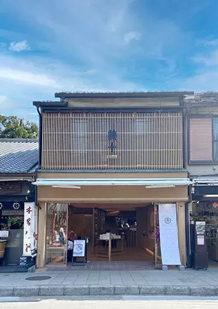 京都の「おたべ嵐山店」、食べ歩きにもおすすめの「こたべ最中ソフト」を発売