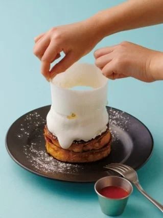 ホワイトデー限定メニューふわとろヨーグルトホイップがフレンチトーストを包む!“雪崩ケーキ”仕立ての楽しい一皿が登場。