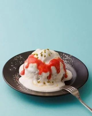 ホワイトデー限定メニューふわとろヨーグルトホイップがフレンチトーストを包む!“雪崩ケーキ”仕立ての楽しい一皿が登場。