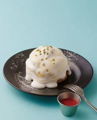 ホワイトデー限定メニューふわとろヨーグルトホイップがフレンチトーストを包む!“雪崩ケーキ”仕立ての楽しい一皿が登場。