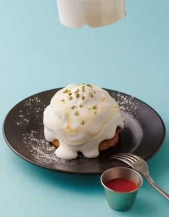 ホワイトデー限定メニューふわとろヨーグルトホイップがフレンチトーストを包む!“雪崩ケーキ”仕立ての楽しい一皿が登場。