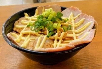 屋台発の行列店！『南あわじラーメン』産直市場・美菜恋来屋に出店。純鶏100％×にんにく【鶏カプチーノ】で味わうご当地ラーメン界の新星。