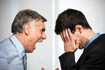 尊敬されない上司の特徴　職場の困った先輩にならないためには？