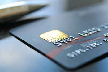 「インヴァストカード」のメリットは？還元率1％、自動ポイント投資、年会費実質無料など投資初心者にうれしいクレジットカード