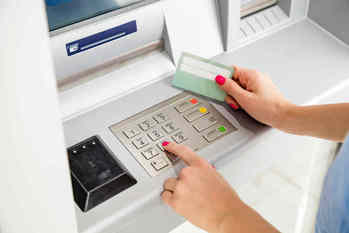 ネット銀行のお金を引き出すときの注意点は？手数料を安く抑える方法は？