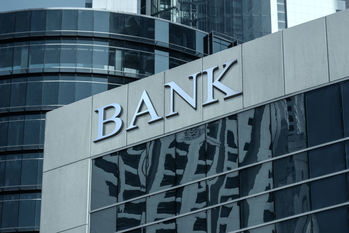 投資信託を銀行で買うと損をする？商品選びのポイントと基礎知識