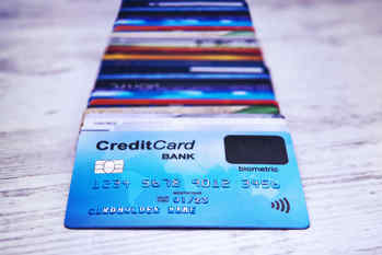 クレジットカードの使い分けは何枚が最適？メイン・サブの選び方、複数持ちのメリットやお得なコツを紹介