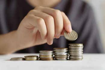 つみたてNISAはSBI証券と楽天証券のどちらで始めるのがいいのか？商品や積立設定など6つのポイントで比較