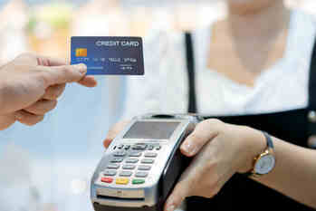 ネット銀行発行のクレジットカードのメリット・デメリットは？　楽天、住信SBI、イオンなど人気の5行のカードを比較