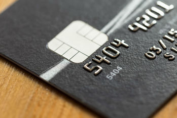 プラチナカードのインビテーションをもらうには？代表的なクレジットカードの年収条件も紹介