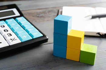 積立投信とは？メリットやデメリット、銘柄選びのコツなど積立型投資信託の基本を解説