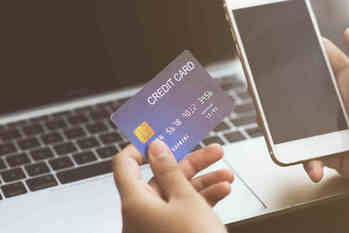 学生から社会人になるときクレジットカードの登録情報は変更した方がいいのか？メリットを解説