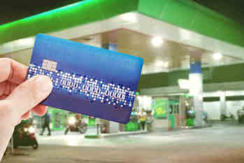 ガソリンが安くなるクレジットカード5選　1リットルあたり最大13円引きも！出光、ENEOS、シェル、コスモ