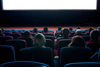 映画館で「見はじめた映画がつまらない……」全部見る？席を立つ？