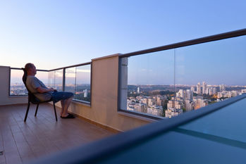 タワマン高層階住まいは幸せなのか？ビジネスパーソンが陥りがちな「生活レベル」の罠