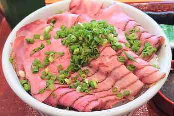 ボリューム満点！なか卯の「ローストビーフ丼 超・豪快盛」に歓喜