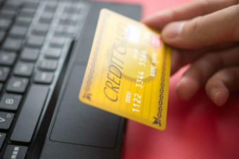 JALのゴールドカードのメリットを紹介　マイル付与率、空港ラウンジ無料利用、旅行保険などクレジットカードの特典は？