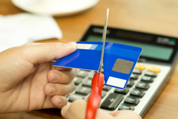 クレジットカードを強制解約されるのはどんな場合か？ローンが組めないなど、その後の影響は？