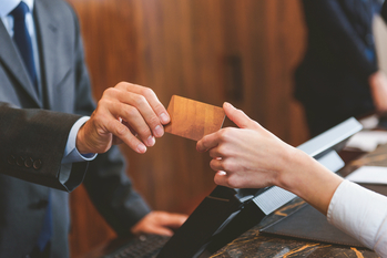 金融工学から考える「クレジットカード払い」最強説