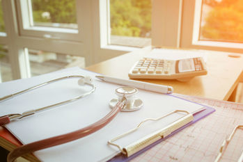 医療保険の請求手続きをわかりやすく解説　活用したい簡易請求、指定代理請求とは？